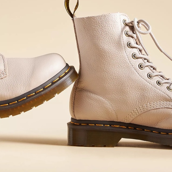 Dr. Martens 1460 Greige Leather 7 Combat Boots Lace Up - Picture 11 of 11